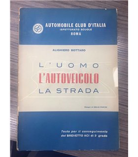L'uomo l'autoveicolo la strada
